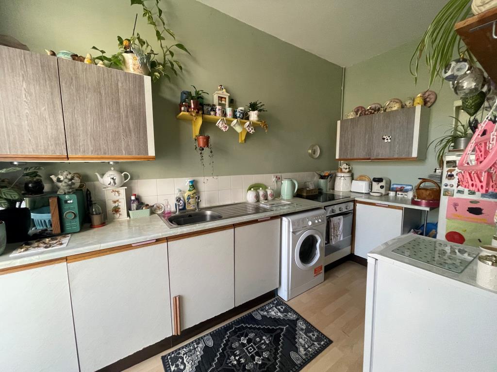 Lot: 129 - FREEHOLD BLOCK OF THREE FLATS FOR INVESTMENT - Maisonette's kitchen